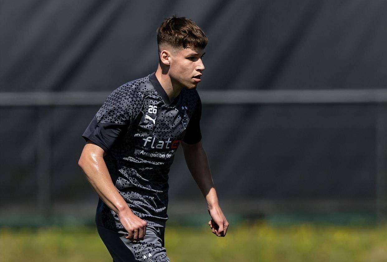 21岁德甲后防小将横空出世,新一代德国希望星,3大英超豪门疯抢