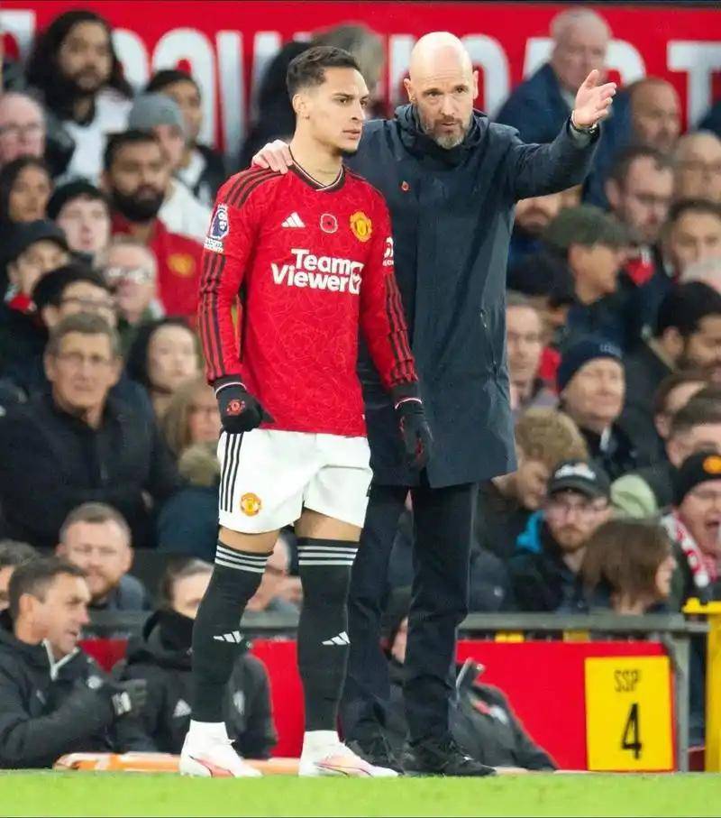 滕哈赫光速下课!比赛战绩不佳只是借口,无意得罪高层导致离任?