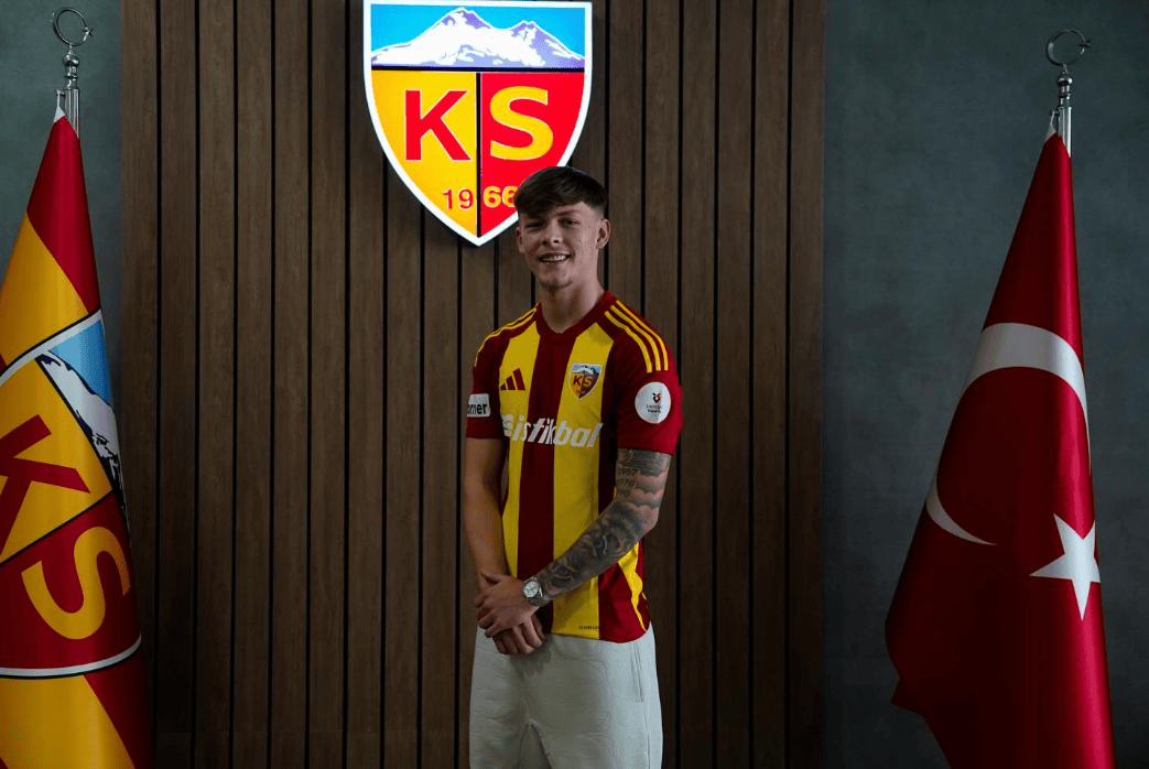 曼联官宣冬窗离队第一人!新帝星已确定留下,两人将争取压哨转会